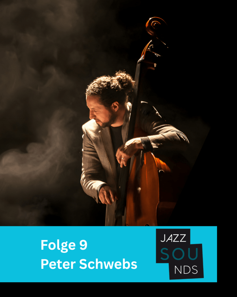 Kontrabassist spielt im Scheinwerferlicht, umgeben von Rauch.